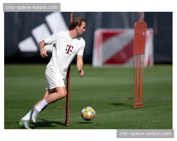 拜仁训练课重点演练高位压迫，图赫尔强调由守转攻第一传速度